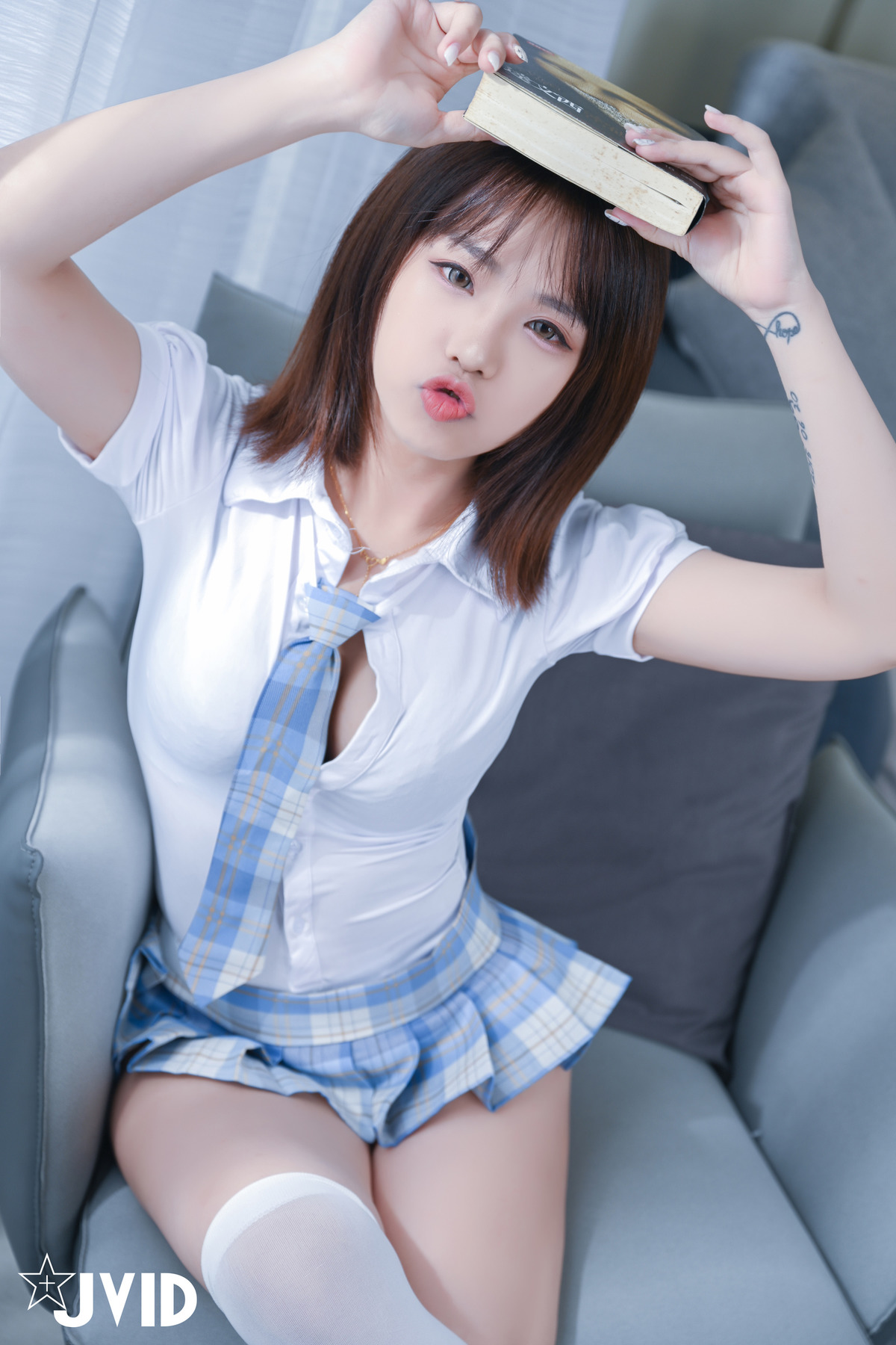 JVID精品 熙玥 畢業旅行出發前一天暗戀很久的女同學說要先來我家