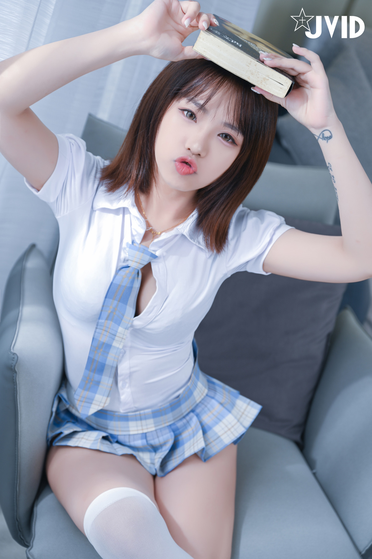 JVID精品 熙玥 畢業旅行出發前一天暗戀很久的女同學說要先來我家
