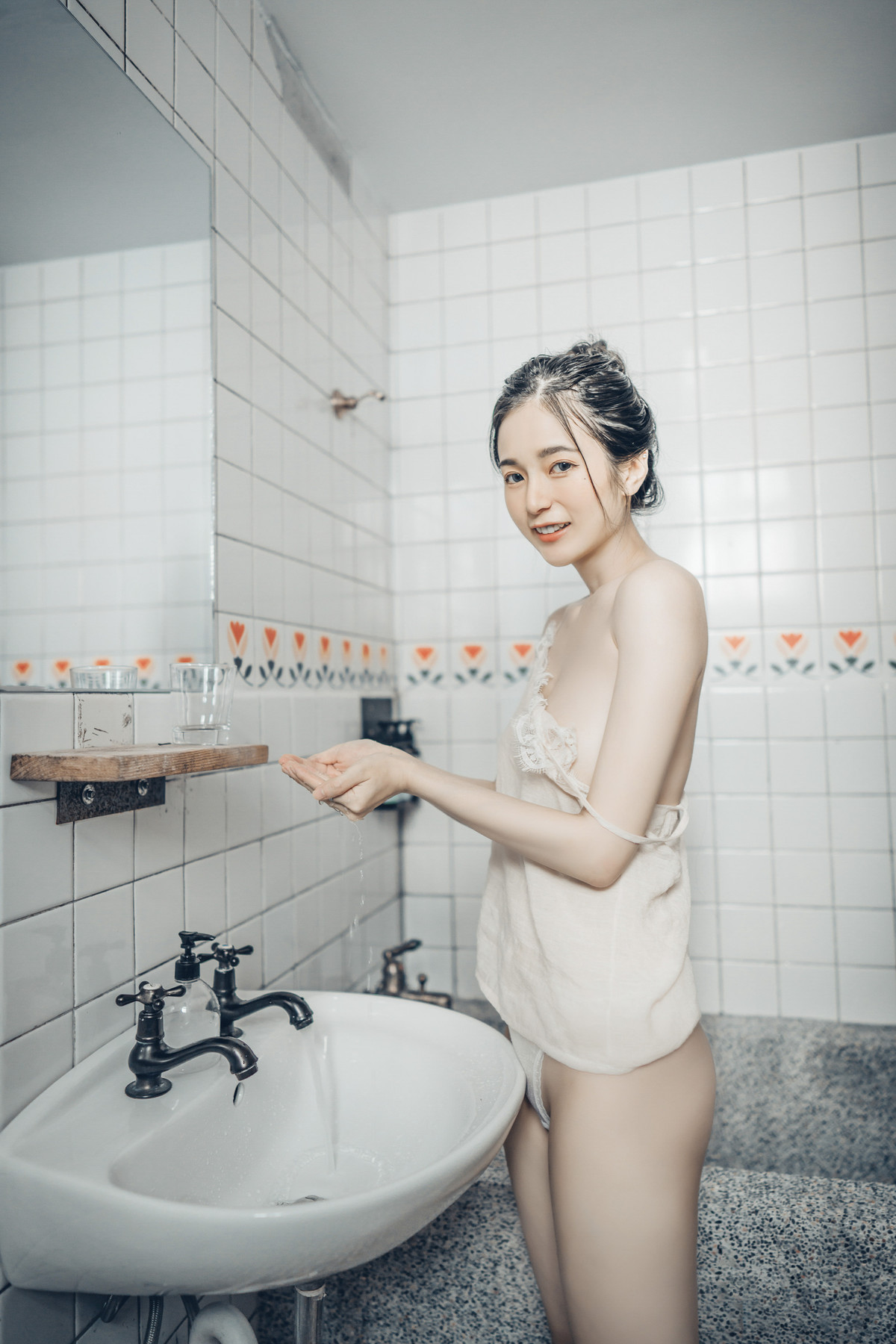 終於約到女神泡湯，浴巾一直掉，最後不穿了直接拍 S級美女-辰辰 Vol.02