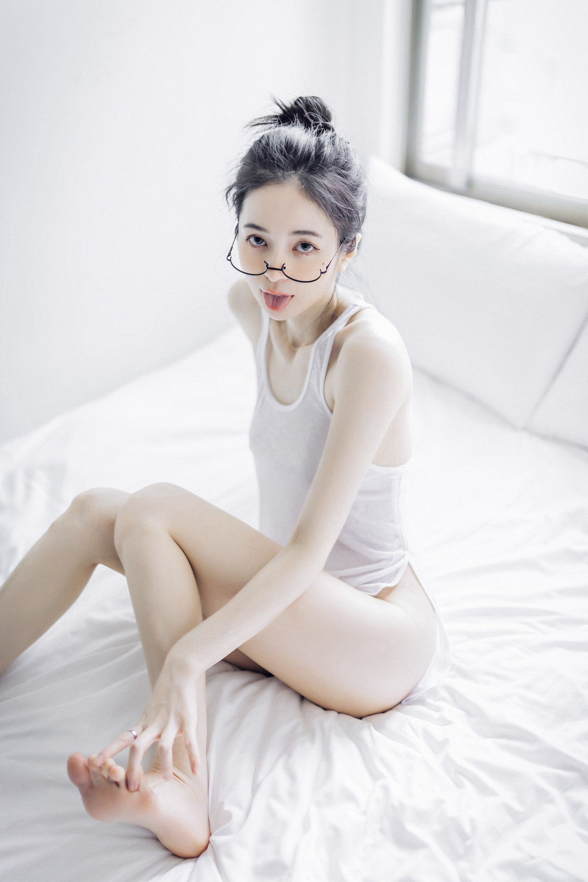 仙仙辰久違單人寫真🔞誠意超豐富寫真,全裸拍攝加六套服裝,爆炸性感女友系辰辰 Vol.02