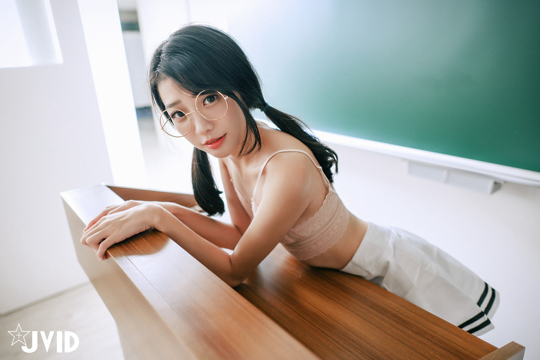 JVID精品 高顏值甜美學妹誘惑🔥清純校花🔥放學後的教室，學妹說她喜歡我 Vol.01