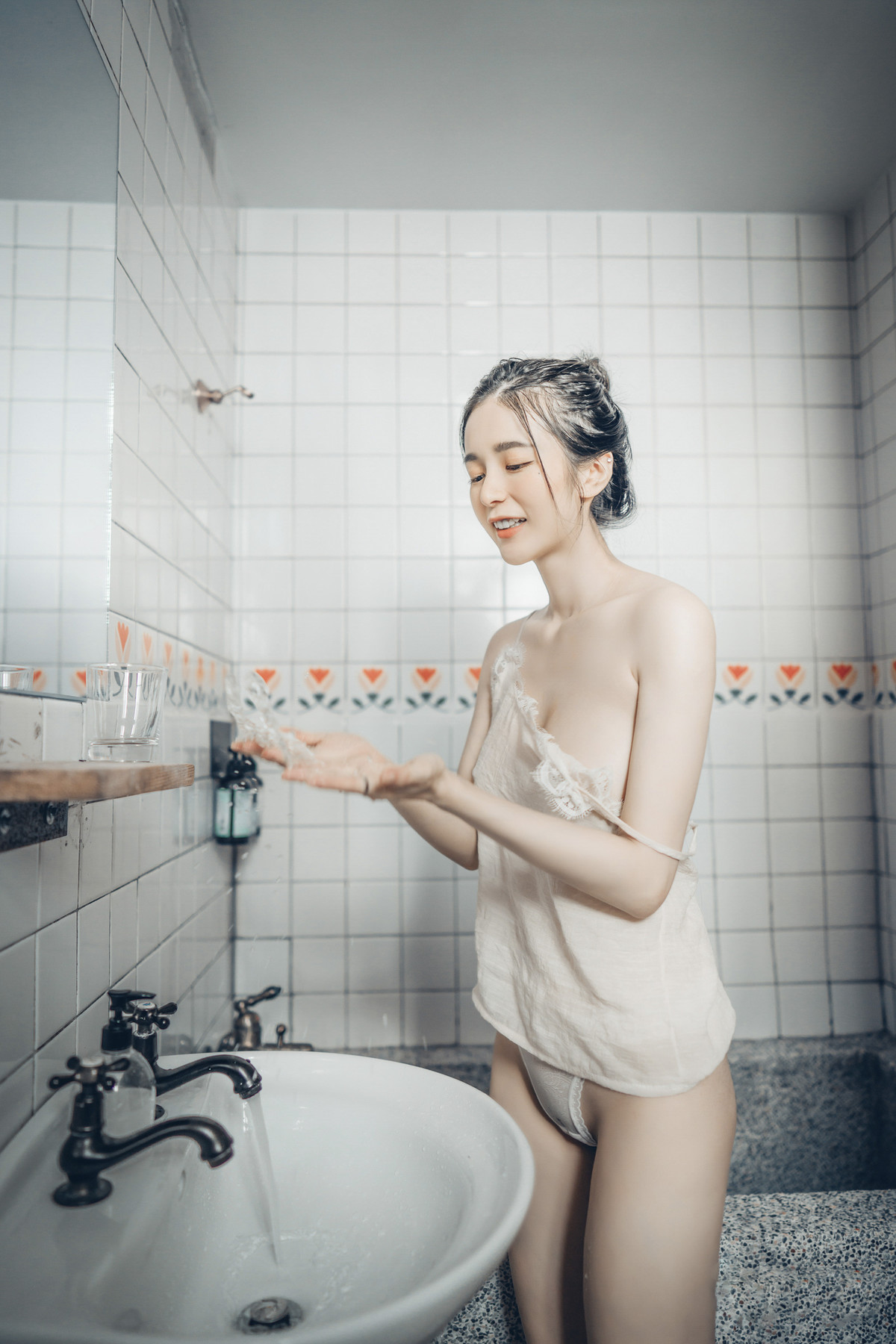 終於約到女神泡湯，浴巾一直掉，最後不穿了直接拍 S級美女-辰辰 Vol.02